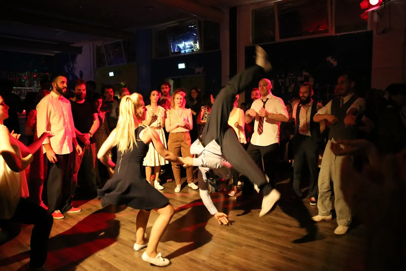Un salto acrobatico durante la social dance