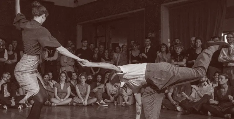 Una coppia in un passo acrobatico, fotografia color seppia